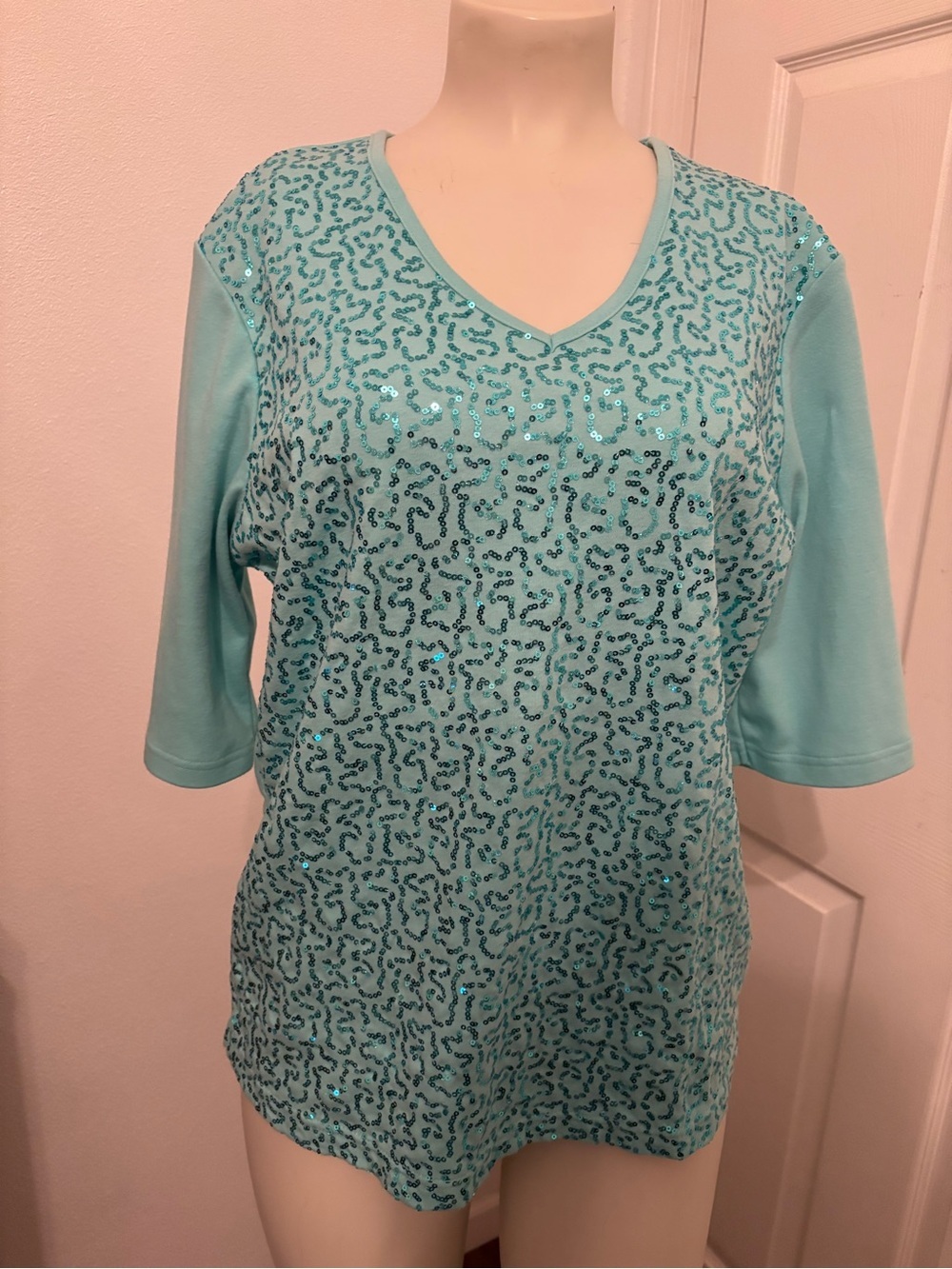 Quacker Factory Aqua Sequin Pattern V-Neck Top M